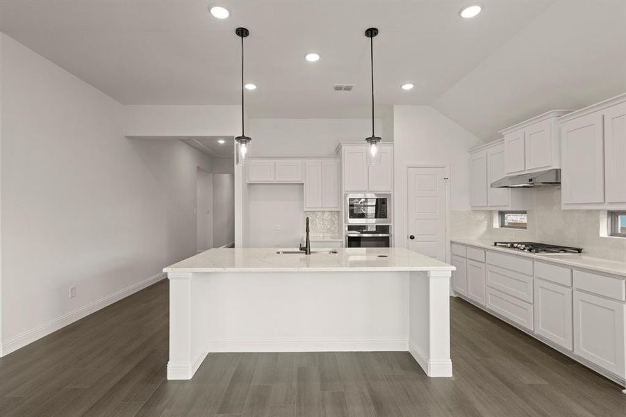 04_3513 Honeysuckle, Melissa 04_3513 Honeysuckle, Melissa