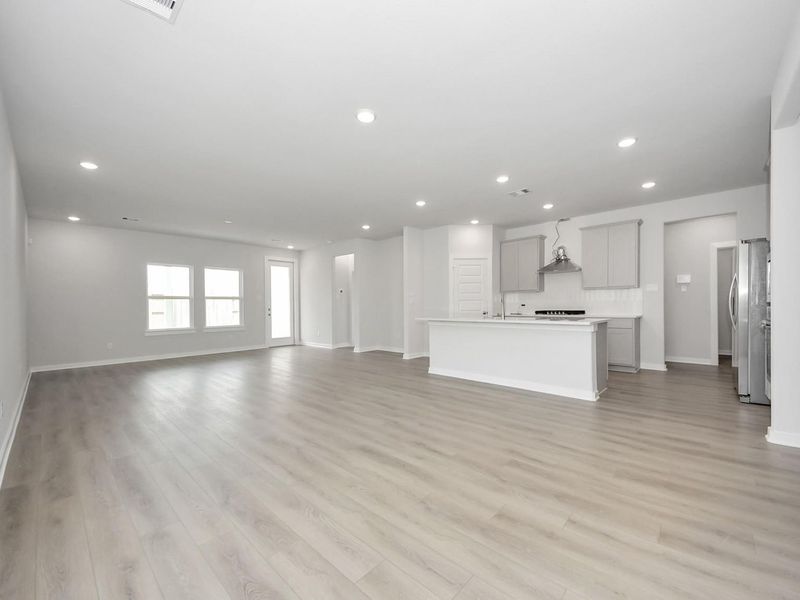 Spacious, unfurnished interior of a new home in Sunterra, Katy (Image 15).
