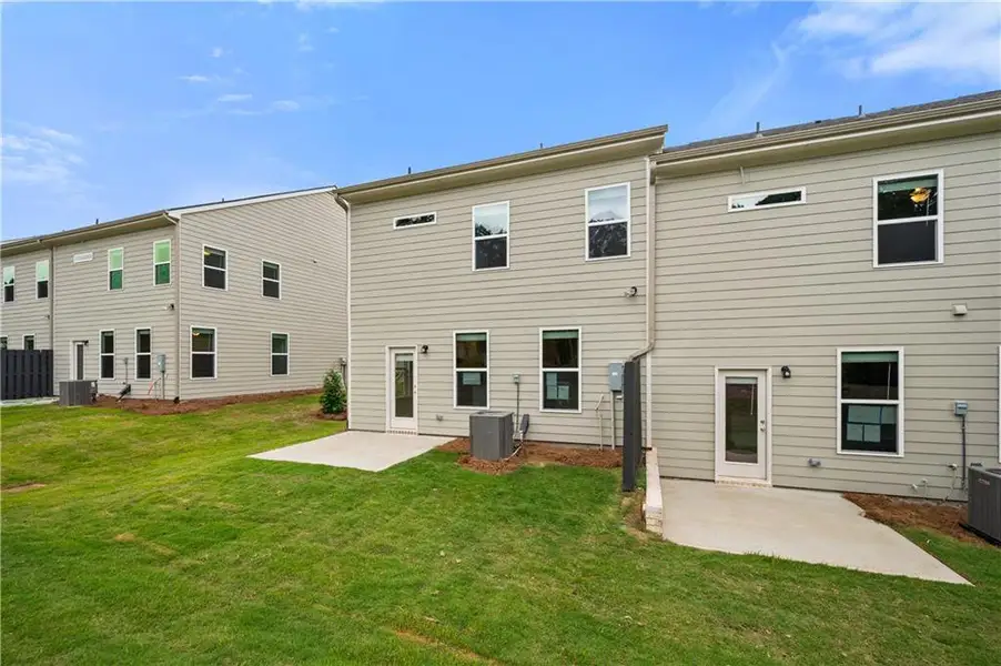 Exterior details and patio area of a home in Abbotts Crossing, Conyers (Image 4).