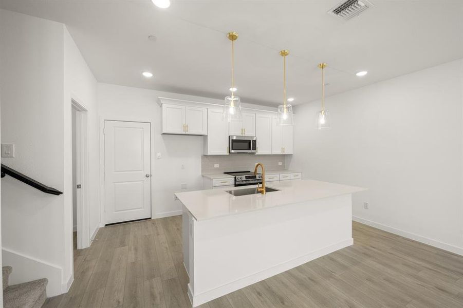 7_7625 Dakota- Kitchen-1