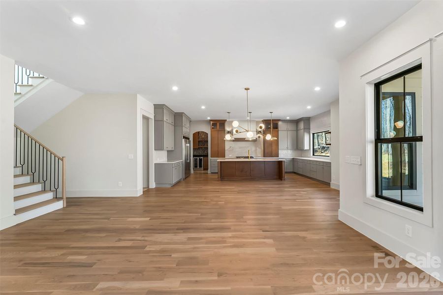 This beautifully open space has site finished hardwoods, natural light pouring in and 10' ceilings. It's exactly what you've been looking for!