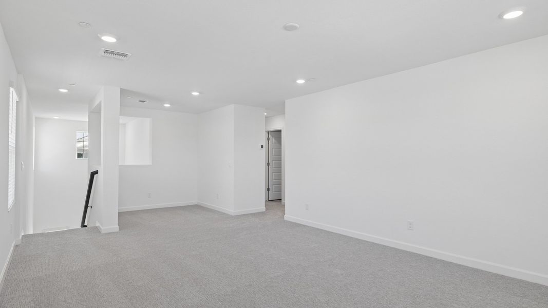 Spacious, unfurnished interior of a new home in The Buttes at Mystic, Peoria (Image 24).