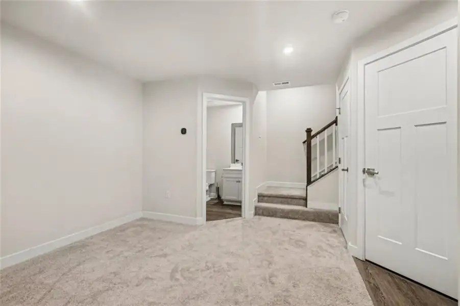 Spacious, unfurnished interior of a new home in , Lawrenceville (Image 39).