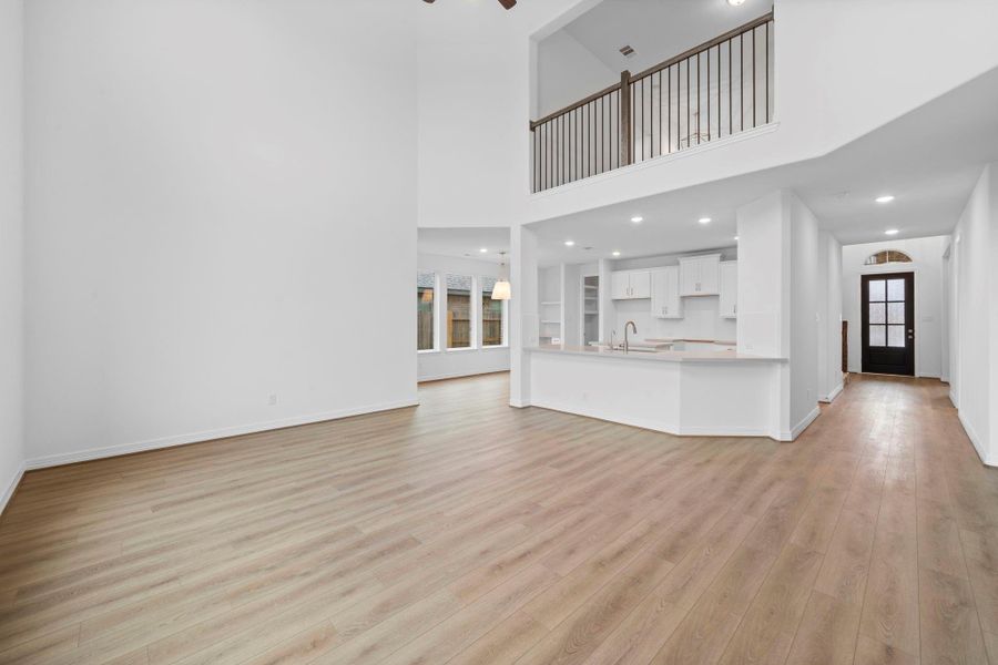 Spacious, unfurnished interior of a new home in Westland Ranch, League City (Image 7).