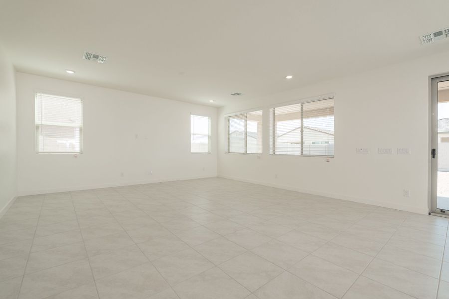Spacious, unfurnished interior of a new home in Terraza, San Tan Valley (Image 21).
