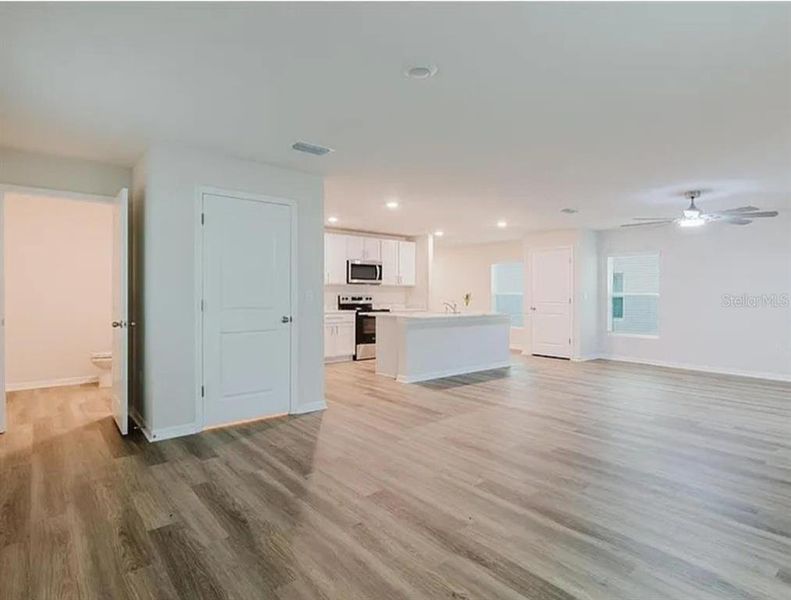 Spacious, unfurnished interior of a new home in Silverstone North, Palmetto (Image 22).