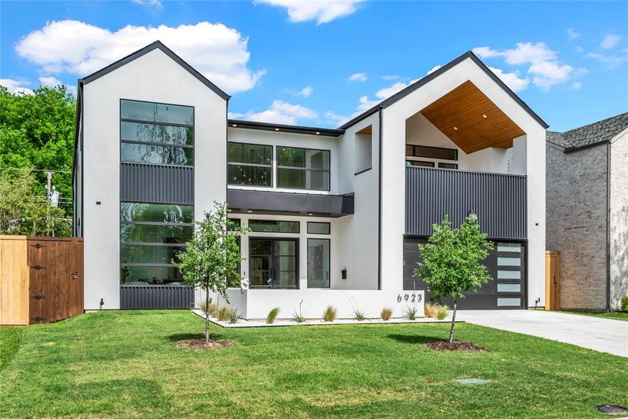 Front exterior of a new home in , Dallas, TX, highlighting curb appeal (Image 1). Front exterior of a new home in , Dallas, TX, highlighting curb appeal (Image 1).