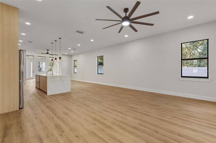 Spacious, unfurnished interior of a new home in , Tampa (Image 33).