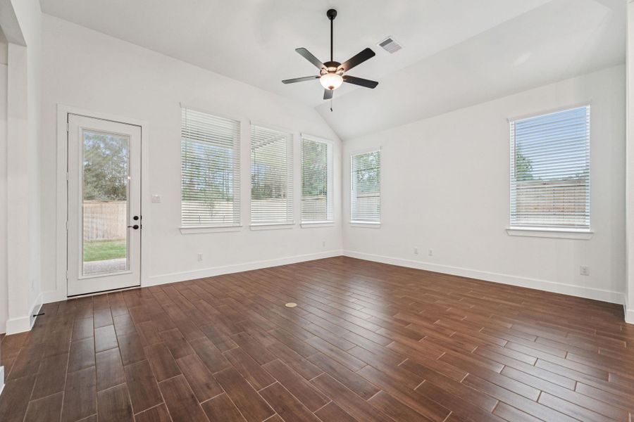 Spacious, unfurnished interior of a new home in Kresston, Montgomery (Image 20).