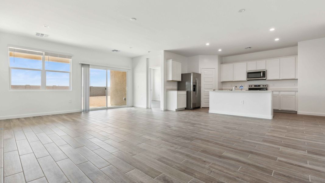 Spacious, unfurnished interior of a new home in Entrada Del Oro, Gold Canyon (Image 10).