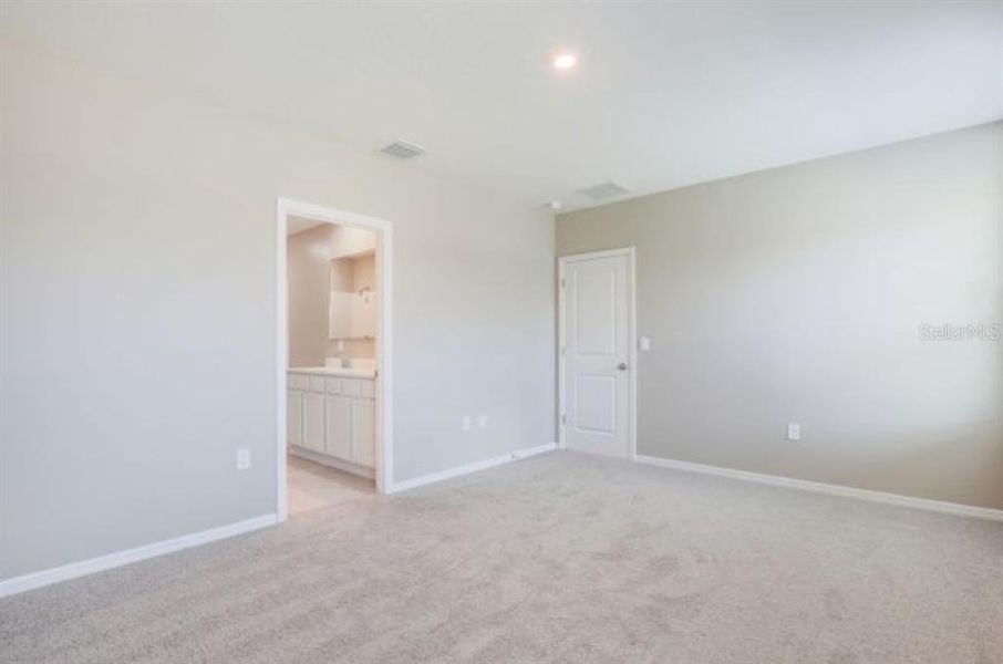 Spacious, unfurnished interior of a new home in , Debary (Image 20).