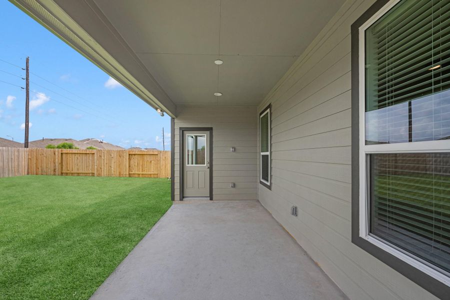 Exterior details and patio area of a home in Grand Mason Crossing, Katy (Image 4).