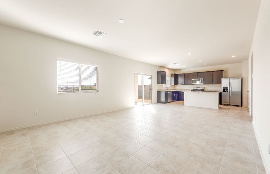 Spacious, unfurnished interior of a new home in Copper Falls, Buckeye (Image 17).