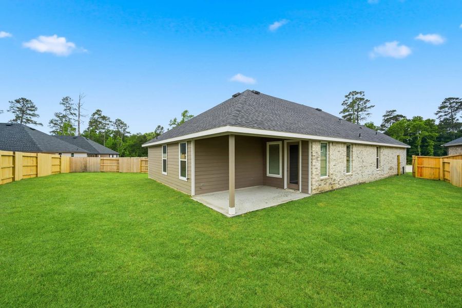 Exterior details and patio area of a home in Hills of Westlake, Conroe (Image 15).