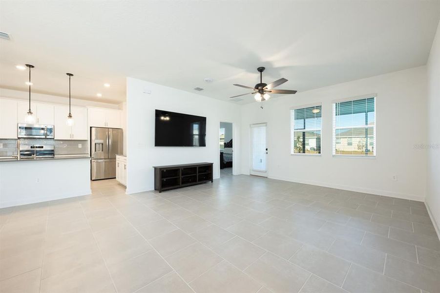 Spacious, unfurnished interior of a new home in Tohoqua, Kissimmee (Image 21).