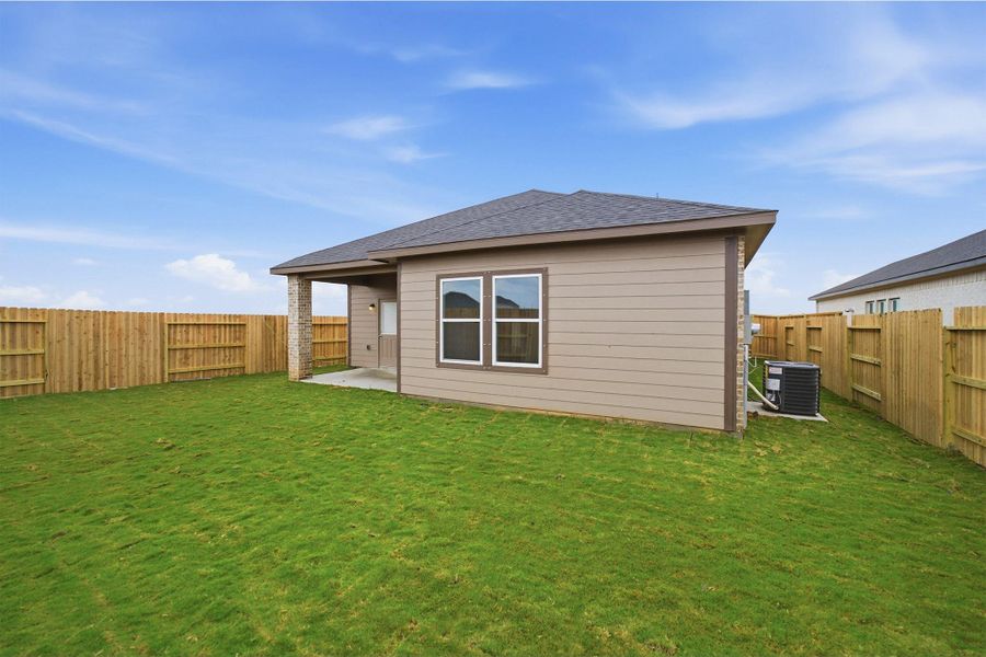 Exterior details and patio area of a home in Ashland, Texas City (Image 3).