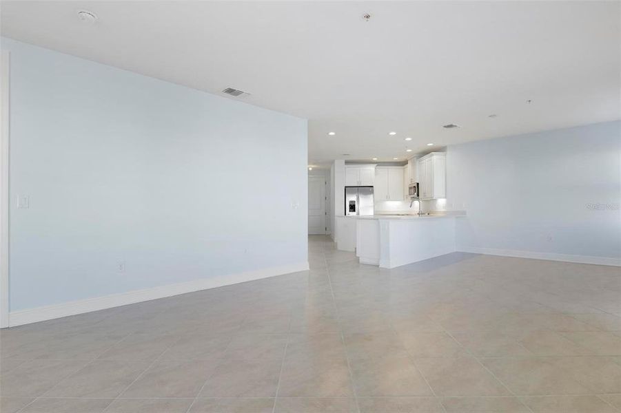 Spacious, unfurnished interior of a new home in , Bradenton (Image 27).