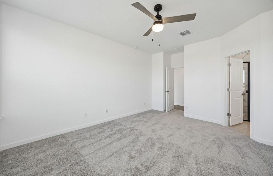 Spacious, unfurnished interior of a new home in Sunfield, Buda (Image 16).