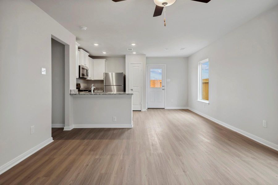 Spacious, unfurnished interior of a new home in Sweetwater Ridge, Conroe (Image 8).