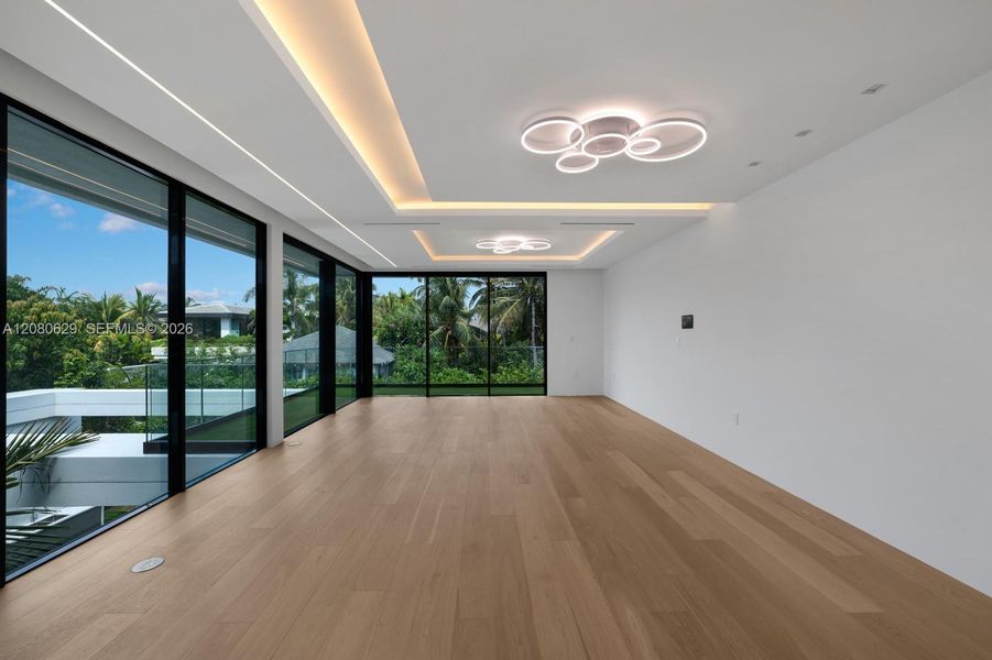 Spacious, unfurnished interior of a new home in , Miami Beach (Image 36).