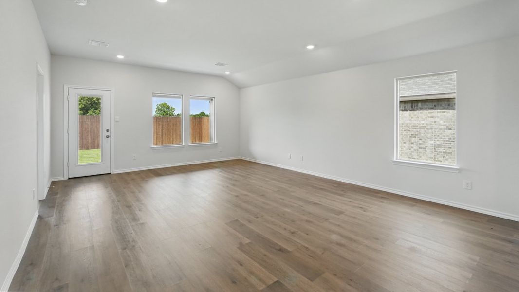Spacious, unfurnished interior of a new home in Bluff Springs, Ferris (Image 11).