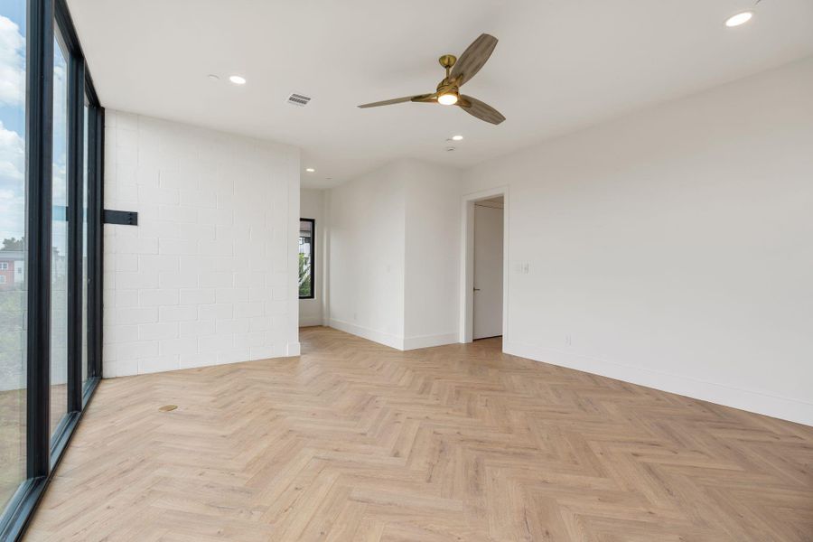 Spacious, unfurnished interior of a new home in , Houston (Image 25).