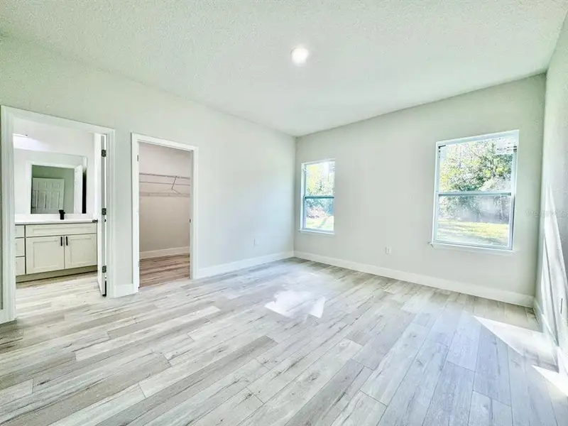 Spacious, unfurnished interior of a new home in , Citrus Springs (Image 24).
