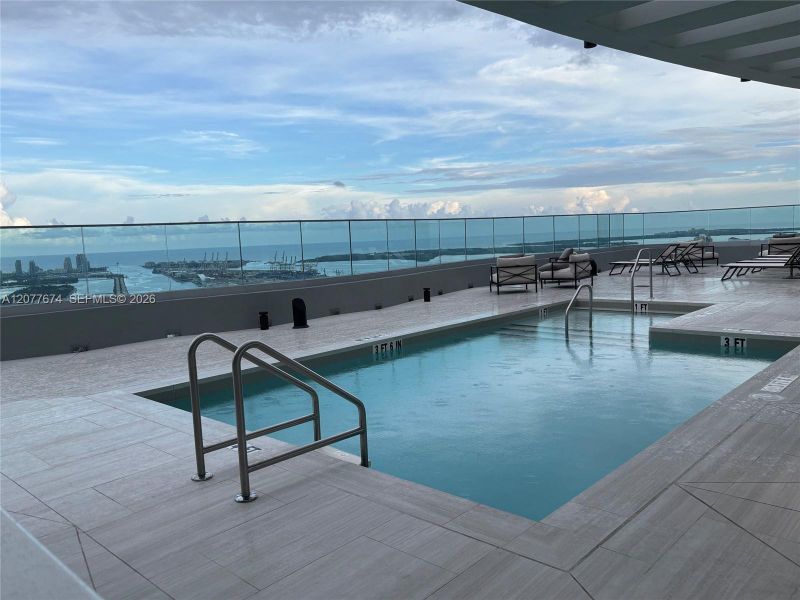 56th-Floor Rooftop Pool 56th-Floor Rooftop Pool