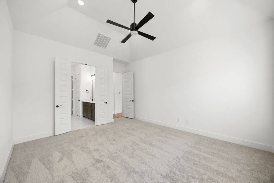 Spacious, unfurnished interior of a new home in Lakes of River Trails, Fort Worth (Image 26).