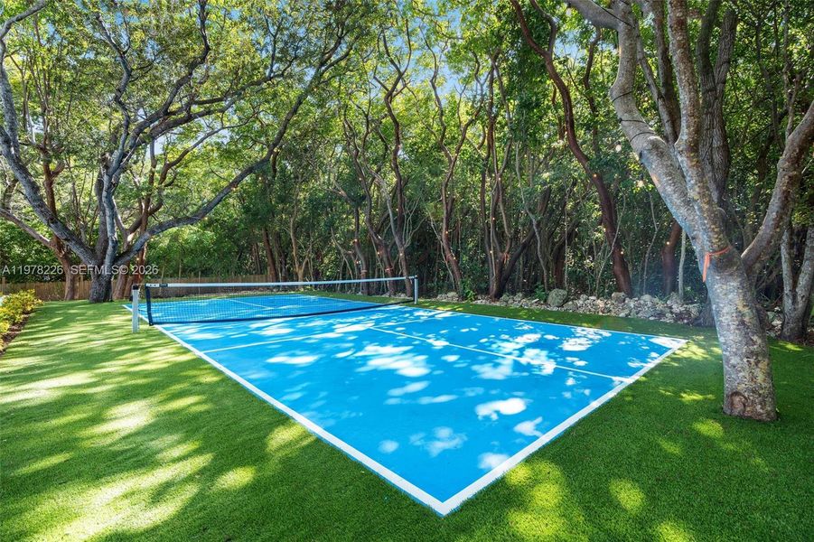 Exterior details and patio area of a home in , Islamorada, Village of Islands (Image 54).