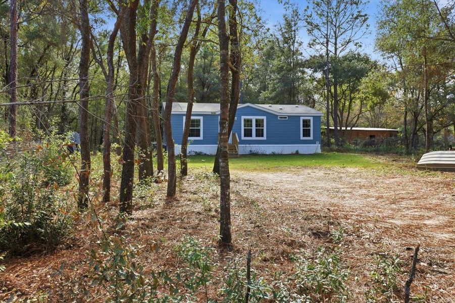 Exterior details and patio area of a home in , Dunnellon (Image 22).