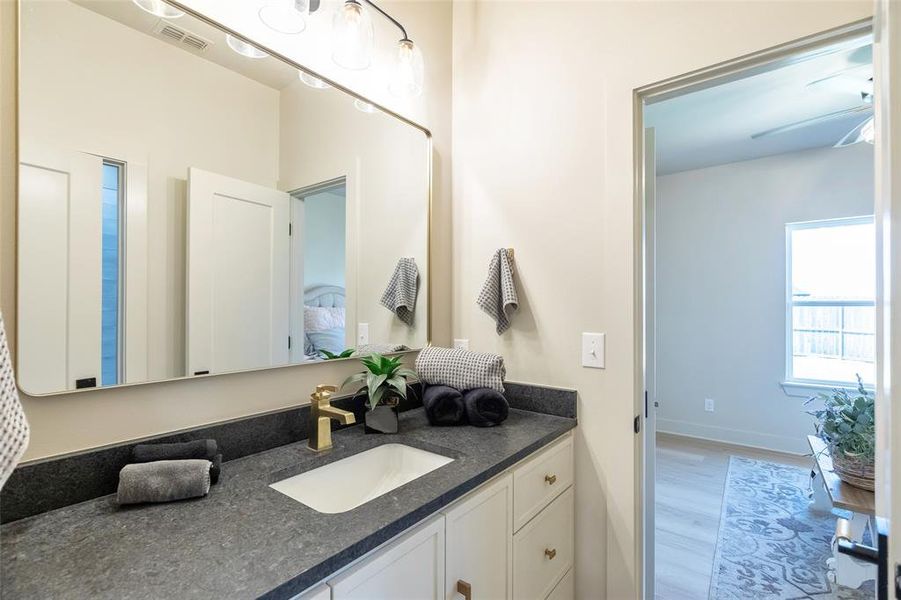 Guest Bath 1, Jack n Jill