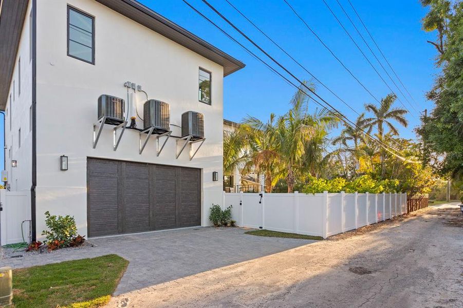 Exterior details and patio area of a home in , St. Petersburg (Image 32).