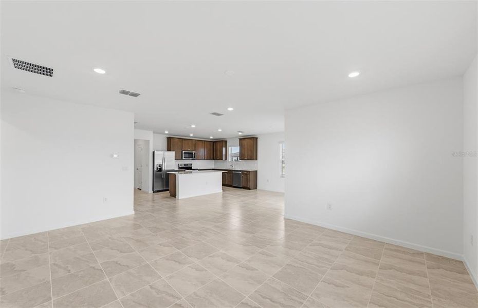 Spacious, unfurnished interior of a new home in Lakespur Wellen Park, Venice (Image 22).