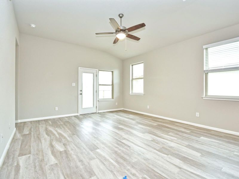 Spacious, unfurnished interior of a new home in Thomas Pond, San Antonio (Image 20).