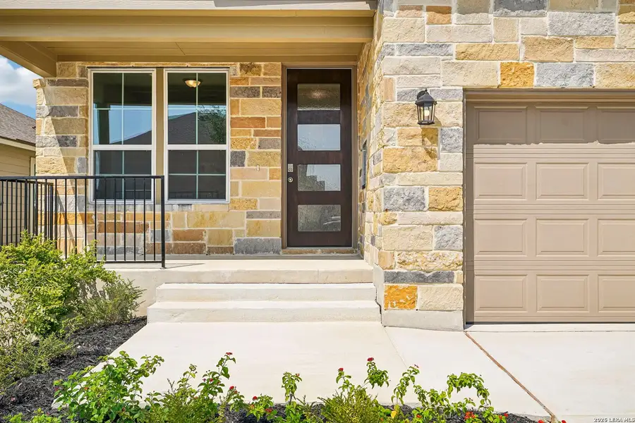 Exterior details and patio area of a home in Weston Oaks, San Antonio (Image 3).