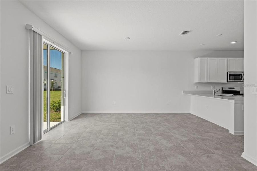 Spacious, unfurnished interior of a new home in , Davenport (Image 12).