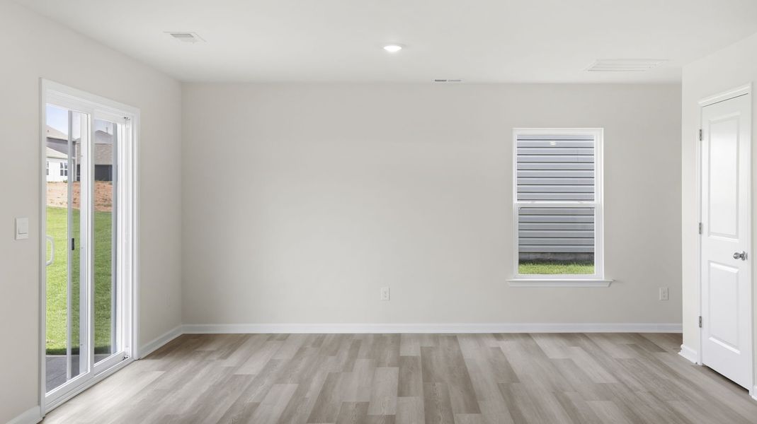 Spacious, unfurnished interior of a new home in Trailside Run, Spartanburg (Image 17).