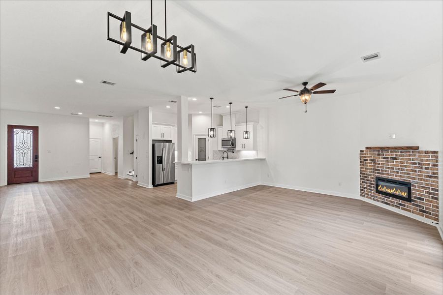 Spacious, unfurnished interior of a new home in , Willis (Image 16).