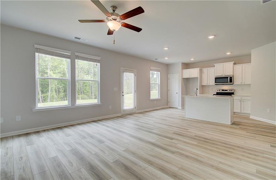 Spacious, unfurnished interior of a new home in Chapel Hill, Newnan (Image 13).
