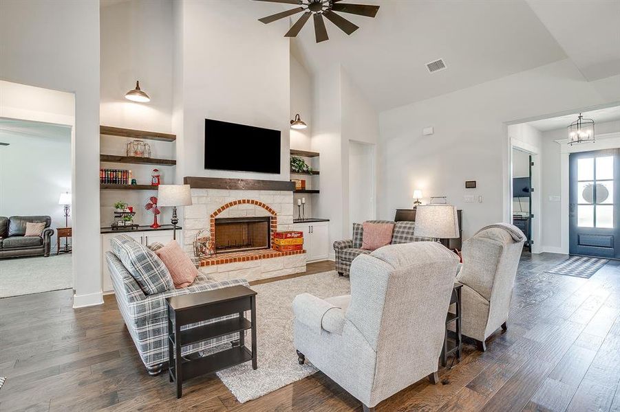 Furnished interior view inside a new home in , Waxahachie (Image 10).