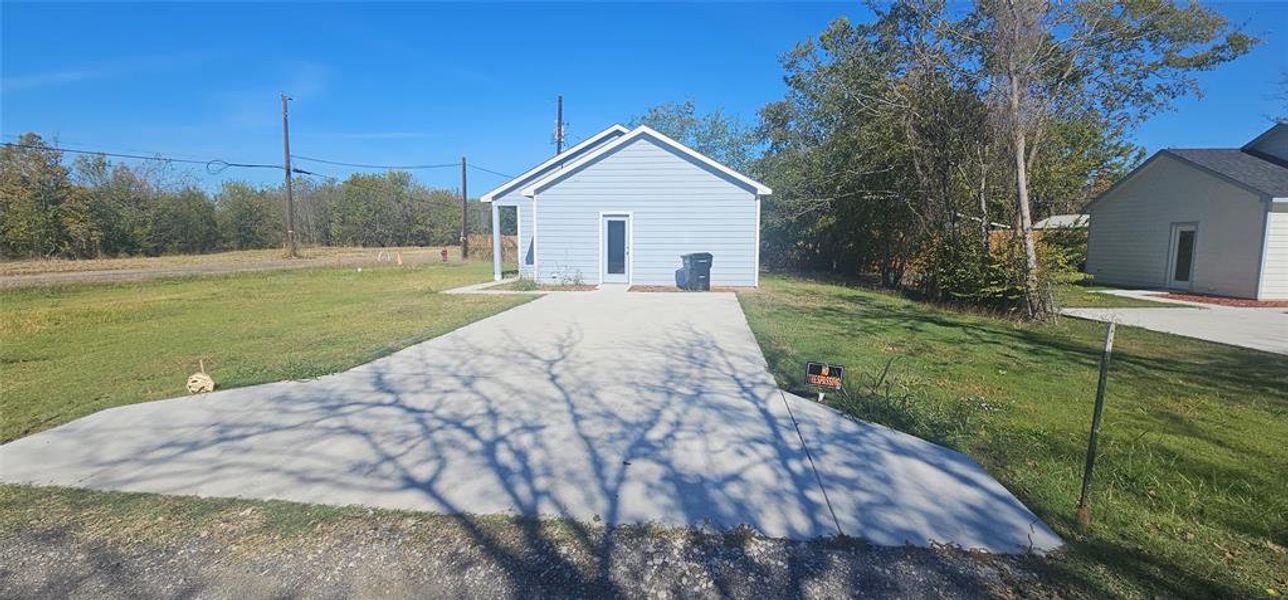 Exterior details and patio area of a home in , West Tawakoni (Image 3).