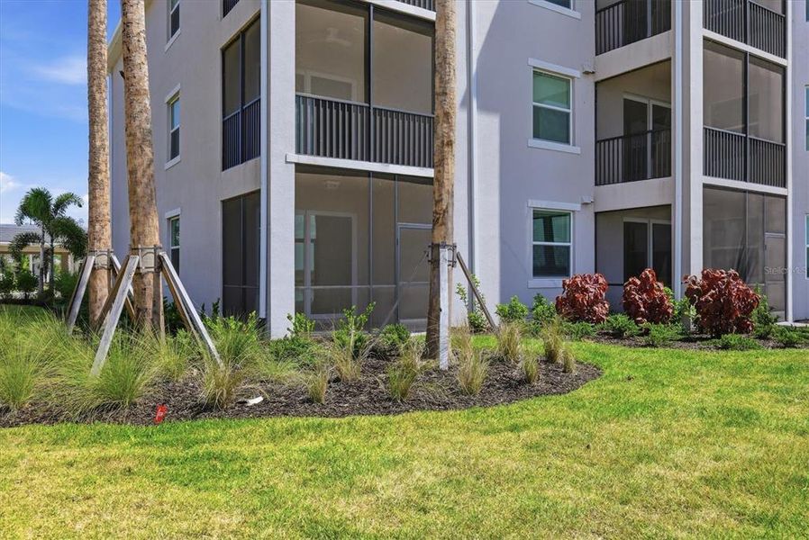 Condo located in Bradenton, FL showcasing its design and architecture (Image 6).