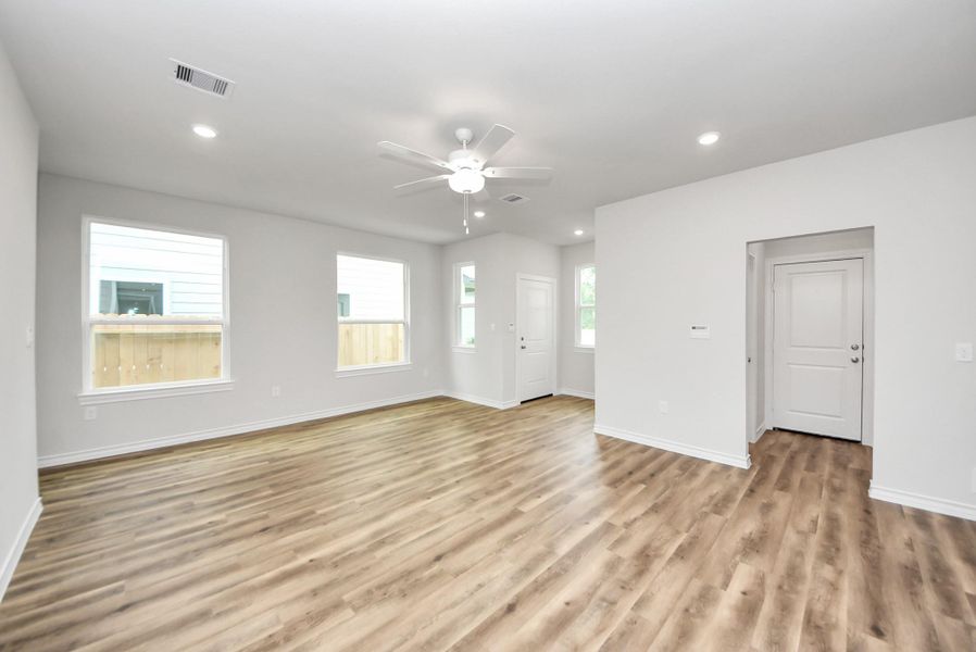 Spacious, unfurnished interior of a new home in The Enclave at Spring Branch, Conroe (Image 27).