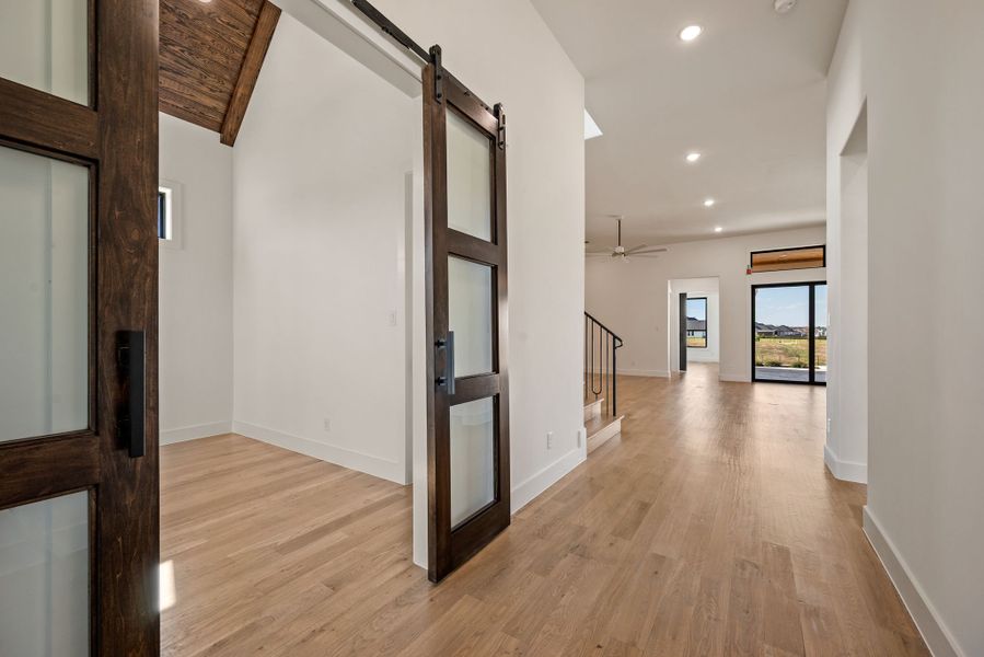 Spacious, unfurnished interior of a new home in The Resort on Eagle Mt. Lake, Fort Worth (Image 24).