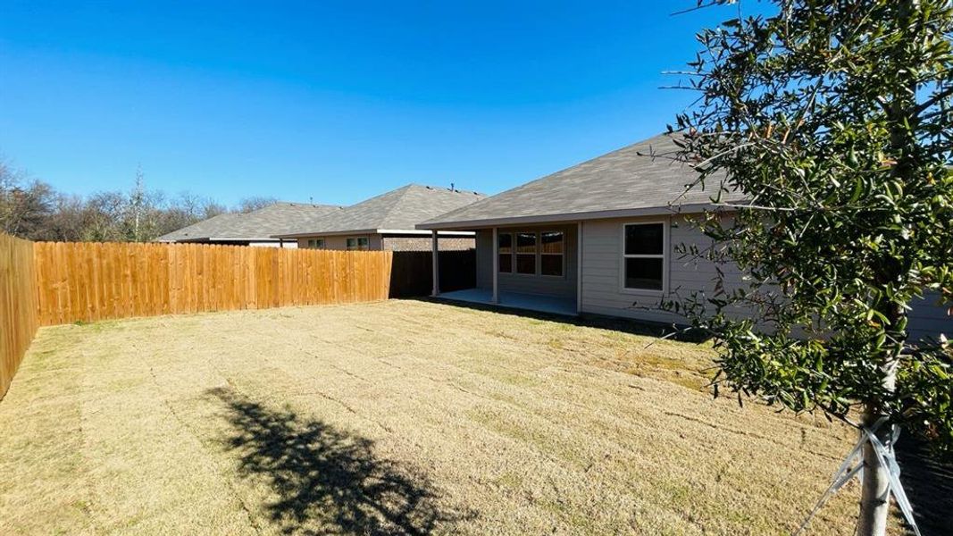 Exterior details and patio area of a home in Sunnycreek, Fort Worth (Image 3).