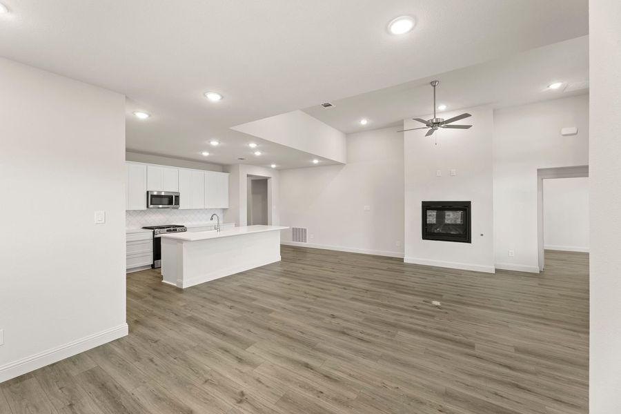 Spacious, unfurnished interior of a new home in Creekside, Royse City (Image 25).