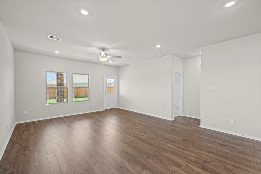 Spacious, unfurnished interior of a new home in Creekhaven, Rosharon (Image 17). Spacious, unfurnished interior of a new home in Creekhaven, Rosharon (Image 17).