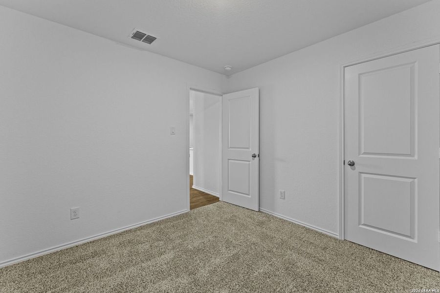 Spacious, unfurnished interior of a new home in Avenida, Converse (Image 18).