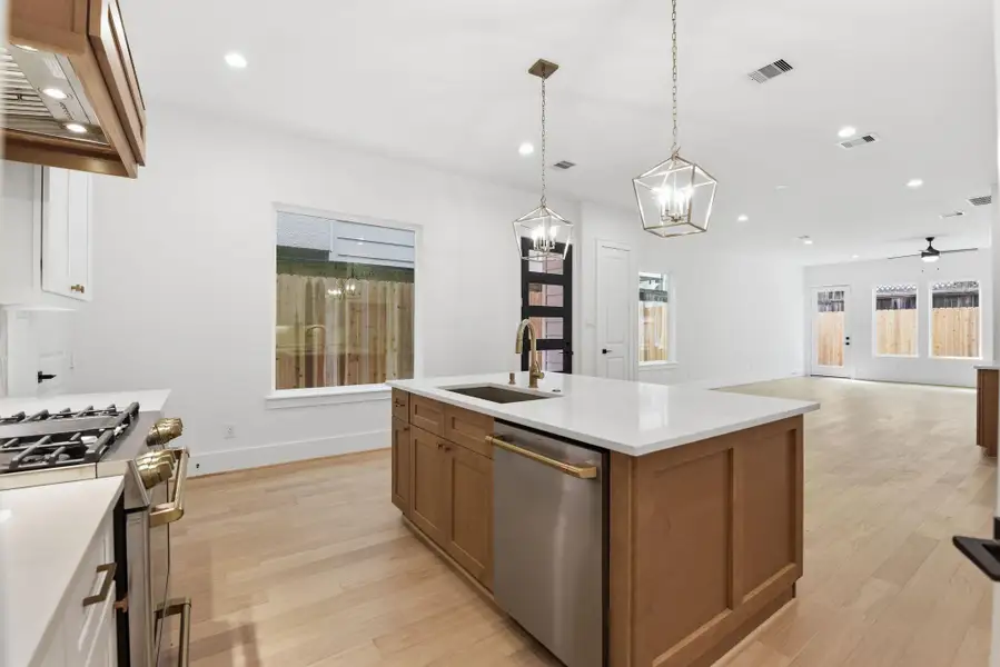 High-end stainless steelappliances, custom vent hood, andabundant cabinetry create akitchen designed for both style andfunctionality. (Photo of a previous build, similar finishes.)